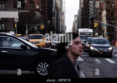 (190405) -- NEW YORK, 5. April 2019 (Xinhua) -- Foto aufgenommen am 4. April 2019 zeigt den Rush Hour Verkehr auf der 2nd Avenue in Manhattan, New York, USA. New York City wird die erste Stadt in den USA sein, die Staupreise für Fahrzeuge in den geschäftigsten Teil des Stadtteils Manhattan eingeführt hat. (Xinhua/Li Muzi) US-NEW YORK-STAU GEBÜHREN PUBLICATIONxNOTxINxCHN Stockfoto