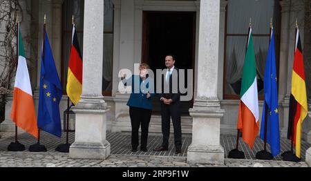 (190405) -- DUBLIN, 5. April 2019 () -- Bundeskanzlerin Angela Merkel (L) und irischer Premierminister Leo Varadkar posieren für ein Foto vor ihrem Treffen über die Brexit-Frage in Dublin, Irland, 4. April 2019. Bundeskanzlerin Angela Merkel sagte hier am Donnerstag, dass ihr Land mit den anderen EU-Mitgliedstaaten zusammenstehen und alles in ihrer Macht Stehende tun wird, um einen Brexit ohne Deal zu verhindern. () IRLAND-DUBLIN-MERKEL-MEETING-BREXIT Xinhua PUBLICATIONxNOTxINxCHN Stockfoto