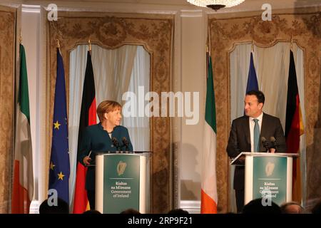 (190405) -- DUBLIN, 5. April 2019 () -- die deutsche Kanzlerin Angela Merkel (L) und der irische Premierminister Leo Varadkar interagieren auf einer Pressekonferenz nach ihrem Treffen über die Brexit-Frage in Dublin, Irland, am 4. April 2019. Bundeskanzlerin Angela Merkel sagte hier am Donnerstag, dass ihr Land mit den anderen EU-Mitgliedstaaten zusammenstehen und alles in ihrer Macht Stehende tun wird, um einen Brexit ohne Deal zu verhindern. () IRLAND-DUBLIN-MERKEL-MEETING-BREXIT Xinhua PUBLICATIONxNOTxINxCHN Stockfoto