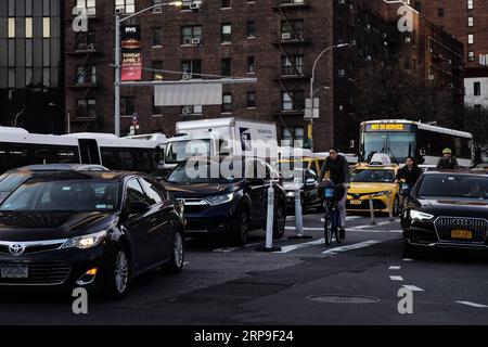 (190405) -- NEW YORK, 5. April 2019 (Xinhua) -- Foto aufgenommen am 4. April 2019 zeigt den Rush Hour Verkehr auf der 2nd Avenue in Manhattan, New York, USA. New York City wird die erste Stadt in den USA sein, die Staupreise für Fahrzeuge in den geschäftigsten Teil des Stadtteils Manhattan eingeführt hat. (Xinhua/Li Muzi) US-NEW YORK-STAU GEBÜHREN PUBLICATIONxNOTxINxCHN Stockfoto