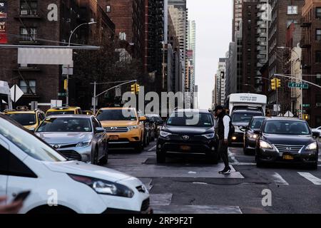 (190405) -- NEW YORK, 5. April 2019 (Xinhua) -- Foto aufgenommen am 4. April 2019 zeigt den Rush Hour Verkehr auf der 2nd Avenue in Manhattan, New York, USA. New York City wird die erste Stadt in den USA sein, die Staupreise für Fahrzeuge in den geschäftigsten Teil des Stadtteils Manhattan eingeführt hat. (Xinhua/Li Muzi) US-NEW YORK-STAU GEBÜHREN PUBLICATIONxNOTxINxCHN Stockfoto