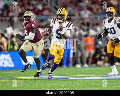 Orlando, FL, USA. September 2023. LSU Tigers Quarterback Jayden Daniels (5) läuft mit dem Ball während der 1. Hälfte des Camping World Kickoff zwischen LSU Tigers und Florida State Seminoles im Camping World Stadium in Orlando, FL. Romeo T Guzman/CSM/Alamy Live News Stockfoto