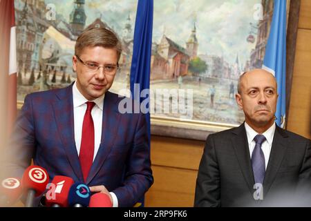 (190405) -- RIGA, 5. April 2019 (Xinhua) -- Nils Usakovs (L) reagiert während einer Pressekonferenz nach seiner Entlassung aus dem Amt des Rigaer Bürgermeisters in Riga, der Hauptstadt Lettlands, am 5. April 2019. Der lettische Minister für Umweltschutz und regionale Entwicklung, Juris Puce, hat am Freitag den Rigaer Bürgermeister Nils Usakovs entlassen und ihm die Schuld dafür gegeben, dass er es versäumt habe, schwere illegale Handlungen in der städtischen Verkehrsgesellschaft der lettischen Hauptstadt zu verhindern. Der Bürgermeister verlor seinen Job, weil er seine Amtspflichten nicht wie gesetzlich vorgeschrieben erfüllt hatte, und wegen mehrerer Verstöße, so das in der offiziellen Zeitung Latvi veröffentlichte Ministerialdekret Stockfoto