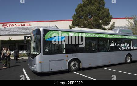 (190405) -- NEW YORK, 5. April 2019 (Xinhua) -- Aktenfoto vom 1. Mai 2013 zeigt einen vollelektrischen Bus bei der Ankündigung der Eröffnung des BYD-Produktionswerks in Lancaster, Los Angeles County, USA. Chinas führender Elektrofahrzeughersteller BYD feierte am 3. April seinen 300. Bus in seinem Produktionswerk in Lancaster im US-Bundesstaat Kalifornien und stellte damit einen Meilenstein für die Produktion dar. Der 300th Bus, ein 35 Fuß langer BYD K9S-Bus, ist einer von drei Bussen, die für das Capital Area Transit System von Baton Rouge, der Hauptstadt des US-Bundesstaates Louisiana, gebaut wurden Stockfoto