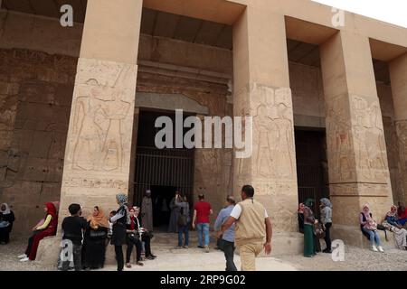 (190406) -- SOHAG, 6. April 2019 (Xinhua) -- Menschen besuchen am 5. April 2019 den Leichentempel von Seti I. in Sohag, Ägypten. Der Tempel des Heiligtums von Seti I ist ein Gedächtnistempel für Seti I, einen König der 19. Dynastie und Vater von König Ramses II. Im alten Ägypten. (Xinhua/Ahmed Gomaa) ÄGYPTEN-SOHAG-LEICHENTEMPEL VON SETI I PUBLICATIONxNOTxINxCHN Stockfoto