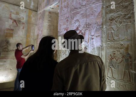 (190406) -- SOHAG, 6. April 2019 (Xinhua) -- Menschen besuchen am 5. April 2019 den Leichentempel von Seti I. in Sohag, Ägypten. Der Tempel des Heiligtums von Seti I ist ein Gedächtnistempel für Seti I, einen König der 19. Dynastie und Vater von König Ramses II. Im alten Ägypten. (Xinhua/Ahmed Gomaa) ÄGYPTEN-SOHAG-LEICHENTEMPEL VON SETI I PUBLICATIONxNOTxINxCHN Stockfoto