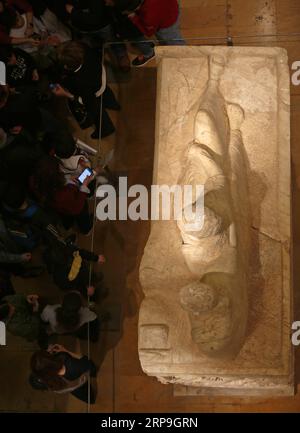 (190406) -- BEIRUT, 6. April 2019 -- Menschen besuchen das Nationalmuseum von Beirut in Beirut, der Hauptstadt des Libanon, am 6. April 2019. Zum sechsten Mal in Folge organisierte das libanesische Kulturministerium am Samstag eine kostenlose Nacht in Museen im Libanon. LIBANON-BEIRUT-MUSEEN-FREIE NACHT BilalxJawich PUBLICATIONxNOTxINxCHN Stockfoto