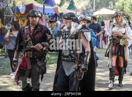 (190407) -- LOS ANGELES, 7. April 2019 -- Menschen in antiker Kleidung besuchen die ursprüngliche Renaissance Pleasure faire in Irwindale, Los Angeles County, USA, 6. April 2019. Die Renaissance Pleasure faire ist samstags und sonntags vom 6. April bis 19. Mai 2019 geöffnet. ) U.S.-LOS ANGELES-RENAISSANCE FESTIVAL ZhaoxHanrong PUBLICATIONxNOTxINxCHN Stockfoto
