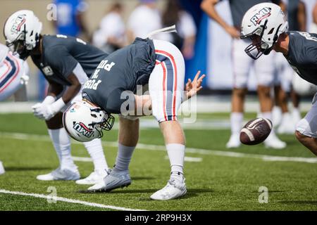 2. September 2023: Robert Morris Long Snapper Zach Weber (77) übt vor einem regulären NCAA-Fußballspiel zwischen den Robert Morris Colonials und den Air Force Falcons am 2. September 2023 im Falcon Stadium in der United States Air Force Academy, CO MAT Gdowski/CSM Stockfoto