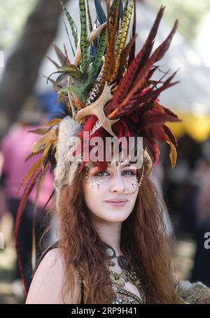 (190407) -- LOS ANGELES, 7. April 2019 -- Eine Frau in antiker Kleidung besucht die ursprüngliche Renaissance Pleasure faire in Irwindale, Los Angeles County, USA, 6. April 2019. Die Renaissance Pleasure faire ist samstags und sonntags vom 6. April bis 19. Mai 2019 geöffnet. ) U.S.-LOS ANGELES-RENAISSANCE FESTIVAL ZhaoxHanrong PUBLICATIONxNOTxINxCHN Stockfoto