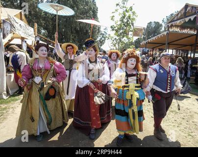 (190407) -- LOS ANGELES, 7. April 2019 -- Menschen in alten Kleidern posieren auf der ursprünglichen Renaissance Pleasure faire in Irwindale, Los Angeles County, USA, 6. April 2019. Die Renaissance Pleasure faire ist samstags und sonntags vom 6. April bis 19. Mai 2019 geöffnet. ) U.S.-LOS ANGELES-RENAISSANCE FESTIVAL ZhaoxHanrong PUBLICATIONxNOTxINxCHN Stockfoto
