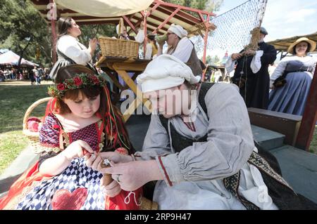 (190407) -- LOS ANGELES, 7. April 2019 -- Menschen in antiker Kleidung besuchen die ursprüngliche Renaissance Pleasure faire in Irwindale, Los Angeles County, USA, 6. April 2019. Die Renaissance Pleasure faire ist samstags und sonntags vom 6. April bis 19. Mai 2019 geöffnet. ) U.S.-LOS ANGELES-RENAISSANCE FESTIVAL ZhaoxHanrong PUBLICATIONxNOTxINxCHN Stockfoto