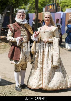 (190407) -- LOS ANGELES, 7. April 2019 -- Menschen in alten Kleidern besuchen die ursprüngliche Renaissance Pleasure faire in Irwindale, Los Angeles County, USA, 6. April 2019. Die Renaissance Pleasure faire ist samstags und sonntags vom 6. April bis 19. Mai 2019 geöffnet. ) U.S.-LOS ANGELES-RENAISSANCE FESTIVAL ZhaoxHanrong PUBLICATIONxNOTxINxCHN Stockfoto