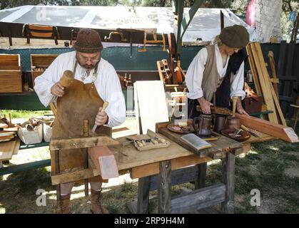 (190407) -- LOS ANGELES, 7. April 2019 -- Menschen in antiker Kleidung besuchen die ursprüngliche Renaissance Pleasure faire in Irwindale, Los Angeles County, USA, 6. April 2019. Die Renaissance Pleasure faire ist samstags und sonntags vom 6. April bis 19. Mai 2019 geöffnet. ) U.S.-LOS ANGELES-RENAISSANCE FESTIVAL ZhaoxHanrong PUBLICATIONxNOTxINxCHN Stockfoto