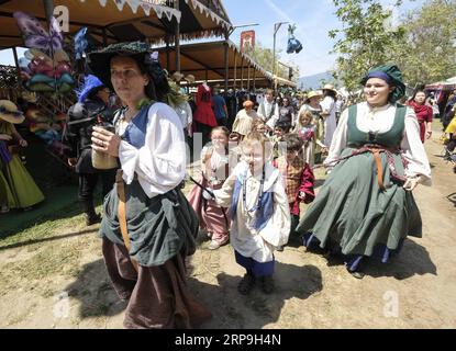 (190407) -- LOS ANGELES, 7. April 2019 -- Menschen in antiker Kleidung besuchen die ursprüngliche Renaissance Pleasure faire in Irwindale, Los Angeles County, USA, 6. April 2019. Die Renaissance Pleasure faire ist samstags und sonntags vom 6. April bis 19. Mai 2019 geöffnet. ) U.S.-LOS ANGELES-RENAISSANCE FESTIVAL ZhaoxHanrong PUBLICATIONxNOTxINxCHN Stockfoto