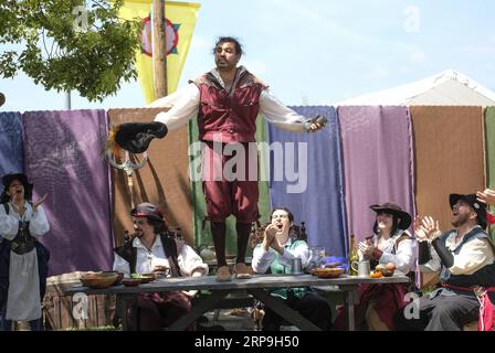(190407) -- LOS ANGELES, 7. April 2019 -- Menschen in antiker Kleidung treten auf der ursprünglichen Renaissance Pleasure faire in Irwindale, Los Angeles County, USA, am 6. April 2019 auf. Die Renaissance Pleasure faire ist samstags und sonntags vom 6. April bis 19. Mai 2019 geöffnet. ) U.S.-LOS ANGELES-RENAISSANCE FESTIVAL ZhaoxHanrong PUBLICATIONxNOTxINxCHN Stockfoto