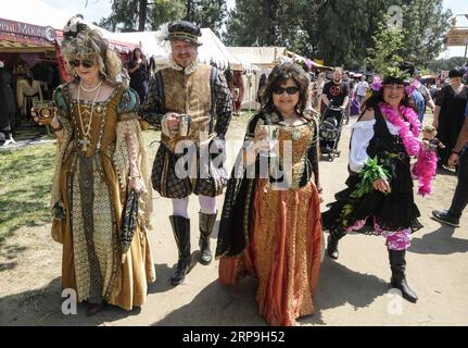 (190407) -- LOS ANGELES, 7. April 2019 -- Menschen in alten Kleidern posieren auf der ursprünglichen Renaissance Pleasure faire in Irwindale, Los Angeles County, USA, 6. April 2019. Die Renaissance Pleasure faire ist samstags und sonntags vom 6. April bis 19. Mai 2019 geöffnet. ) U.S.-LOS ANGELES-RENAISSANCE FESTIVAL ZhaoxHanrong PUBLICATIONxNOTxINxCHN Stockfoto