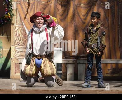 (190407) -- LOS ANGELES, 7. April 2019 -- Menschen in antiker Kleidung treten auf der ursprünglichen Renaissance Pleasure faire in Irwindale, Los Angeles County, USA, am 6. April 2019 auf. Die Renaissance Pleasure faire ist samstags und sonntags vom 6. April bis 19. Mai 2019 geöffnet. ) U.S.-LOS ANGELES-RENAISSANCE FESTIVAL ZhaoxHanrong PUBLICATIONxNOTxINxCHN Stockfoto