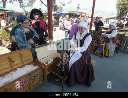 (190407) -- LOS ANGELES, 7. April 2019 -- Menschen in antiker Kleidung besuchen die ursprüngliche Renaissance Pleasure faire in Irwindale, Los Angeles County, USA, 6. April 2019. Die Renaissance Pleasure faire ist samstags und sonntags vom 6. April bis 19. Mai 2019 geöffnet. ) U.S.-LOS ANGELES-RENAISSANCE FESTIVAL ZhaoxHanrong PUBLICATIONxNOTxINxCHN Stockfoto