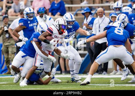 2. September 2023: Robert Morris läuft Kimon O’Sullivan (4) zurück und läuft den Ball während eines regulären NCAA-Fußballspiels zwischen den Robert Morris Colonials und den Air Force Falcons am 2. September 2023 im Falcon Stadium in der United States Air Force Academy, CO MAT Gdowski/CSM (Bild: © Mat Gdowski/Cal Sport Media) Stockfoto