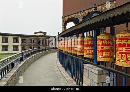 05.16.2023. Siliguri Westbengalen Indien Asien heilige Gebetsmühlen im Budhdhist-Kloster Stockfoto