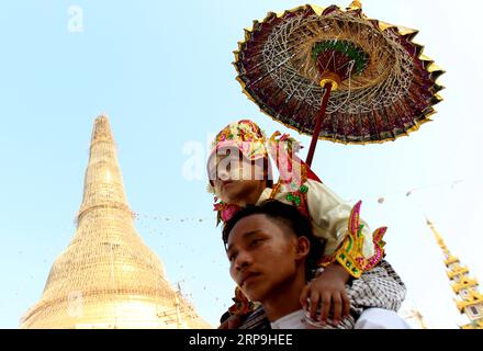 Rangun, Novitierungszeremonie (190407) -- YANGON, 7. April 2019 -- Ein Junge in traditioneller Kleidung nimmt an einer Parade während der Shinbyu-Novitiationszeremonie in der Shwedagon-Pagode in Yangon, Myanmar, 7. April 2019 Teil. Die Shinbyu-Novitiationszeremonie ist ein wesentlicher und integraler Bestandteil des Lebens eines buddhistischen Mannes in Myanmar unter 20 Jahren. ) MYANMAR-YANGON-SHINBYU-NOVITIATION CEREMONY UxAung PUBLICATIONxNOTxINxCHN Stockfoto