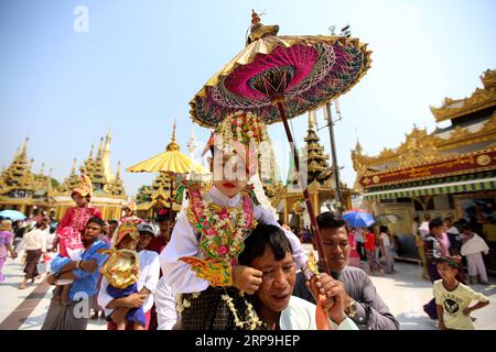 Rangun, Novitierungszeremonie (190407) -- YANGON, 7. April 2019 -- Ein Junge in traditioneller Kleidung nimmt an einer Parade während der Shinbyu-Novitiationszeremonie in der Shwedagon-Pagode in Yangon, Myanmar, 7. April 2019 Teil. Die Shinbyu-Novitiationszeremonie ist ein wesentlicher und integraler Bestandteil des Lebens eines buddhistischen Mannes in Myanmar unter 20 Jahren. ) MYANMAR-YANGON-SHINBYU-NOVITIATION CEREMONY UxAung PUBLICATIONxNOTxINxCHN Stockfoto