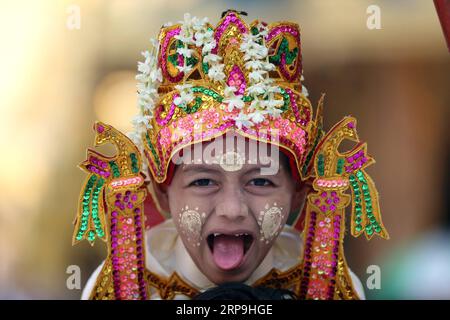 Rangun, Novitierungszeremonie (190407) -- YANGON, 7. April 2019 -- Ein Junge in traditioneller Kleidung nimmt an einer Parade während der Shinbyu-Novitiationszeremonie in der Shwedagon-Pagode in Yangon, Myanmar, 7. April 2019 Teil. Die Shinbyu-Novitiationszeremonie ist ein wesentlicher und integraler Bestandteil des Lebens eines buddhistischen Mannes in Myanmar unter 20 Jahren. ) MYANMAR-YANGON-SHINBYU-NOVITIATION CEREMONY UxAung PUBLICATIONxNOTxINxCHN Stockfoto