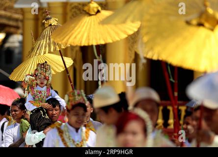 Rangun, Novitierungszeremonie (190407) -- YANGON, 7. April 2019 -- Ein Junge in traditioneller Kleidung nimmt an einer Parade während der Shinbyu-Novitiationszeremonie in der Shwedagon-Pagode in Yangon, Myanmar, 7. April 2019 Teil. Die Shinbyu-Novitiationszeremonie ist ein wesentlicher und integraler Bestandteil des Lebens eines buddhistischen Mannes in Myanmar unter 20 Jahren. ) MYANMAR-YANGON-SHINBYU-NOVITIATION CEREMONY UxAung PUBLICATIONxNOTxINxCHN Stockfoto