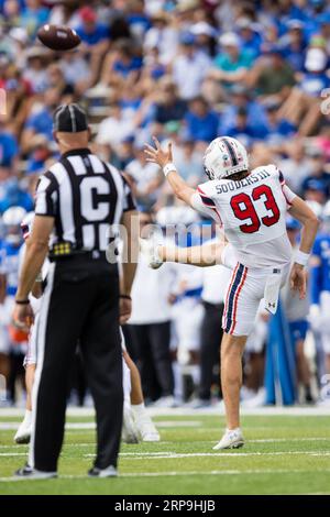 2. September 2023: Robert Morris Punter George Souders III (93) schlägt den Ball während eines regulären NCAA-Fußballspiels zwischen den Robert Morris Colonials und den Air Force Falcons am 2. September 2023 im Falcon Stadium in der United States Air Force Academy, CO. AUS MAT Gdowski/CSM Stockfoto