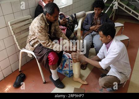 (190407) -- SANAA, 7. April 2019 -- Ein Arzt bietet einem Landminenopfer am 7. April 2019 in einem Rehabilitationszentrum in Sanaa, Jemen, eine Prothese an. Große Teile des Jemen wurden von zufällig angepflanzten Landminen überschwemmt, die eine anhaltende Bedrohung für das Leben der Bürger im vom Krieg zerrütteten Land darstellen. Nach Angaben der Vereinten Nationen wurden Tausende von Landminen, nicht explodierten Kampfmitteln und anderen explosiven Kriegsresten während des andauernden Konflikts im Jemen zurückgelassen, der gerade sein fünftes Jahr begonnen hat. ) JEMEN-SANAA-LANDMINEN-OPFER MohammedxMohammed PUBLICATIONxNOTxINxCHN Stockfoto