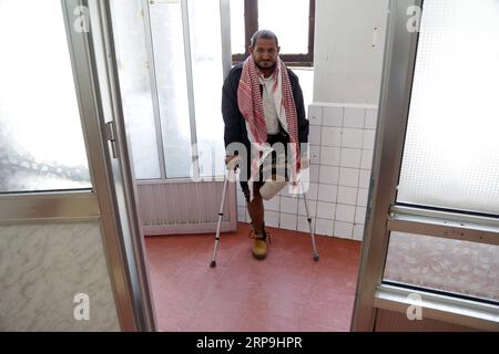 (190407) -- SANAA, 7. April 2019 -- Ein Landminenopfer steht, als er am 7. April 2019 in einem Rehabilitationszentrum in Sanaa, Jemen, auf eine Prothese wartet. Große Teile des Jemen wurden von zufällig angepflanzten Landminen überschwemmt, die eine anhaltende Bedrohung für das Leben der Bürger im vom Krieg zerrütteten Land darstellen. Nach Angaben der Vereinten Nationen wurden Tausende von Landminen, nicht explodierten Kampfmitteln und anderen explosiven Kriegsresten während des andauernden Konflikts im Jemen zurückgelassen, der gerade sein fünftes Jahr begonnen hat. ) JEMEN-SANAA-LANDMINEN-OPFER MohammedxMohammed PUBLICATIONxNOTxINxCHN Stockfoto