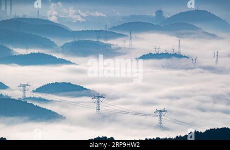 (190408) -- CHONGQING, 8. April 2019 (Xinhua) -- Nebelhüllen das Dorf Louling im Bezirk Nanchuan im südwestchinesischen Chongqing, 7. April 2019. (Xinhua/Qu Mingbin) CHINA-CHONGQING-WEATHER-FOG (CN) PUBLICATIONxNOTxINxCHN Stockfoto