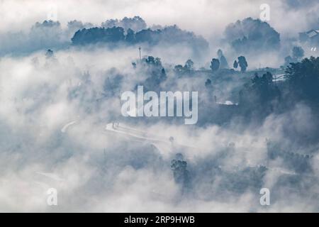 (190408) -- CHONGQING, 8. April 2019 (Xinhua) -- Nebelhüllen das Dorf Louling im Bezirk Nanchuan im südwestchinesischen Chongqing, 7. April 2019. (Xinhua/Qu Mingbin) CHINA-CHONGQING-WEATHER-FOG (CN) PUBLICATIONxNOTxINxCHN Stockfoto