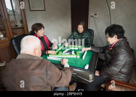 (190408) -- HANGZHOU, 8. April 2019 (Xinhua) -- die älteren Menschen spielen Mahjong in der Villa im Dorf Gangdong im Bezirk Yuhang von Hangzhou, ostchinesische Provinz Zhejiang, 25. März 2019. 2017 hatte Zhu Ronglin die Idee, einige ältere Menschen in seine Villa einzuladen, damit sie sich gegenseitig versorgen können. Er veröffentlichte die Informationen in der Zeitung und einige interessierte Bürger zogen in seine Villa, nachdem sie für ihre Grundversorgung bezahlt hatten. Nun, es gibt ein Dutzend älterer Menschen, die in seiner Villa leben und die Hausarbeit erledigen und Unterhaltungsaktivitäten besuchen, um zu feiern Stockfoto