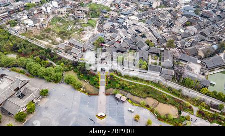 (190408) -- GUIYANG, 8. April 2019 (Xinhua) -- Luftaufnahme, aufgenommen am 8. April 2019, zeigt den Blick auf die antike Stadt Qingyan in Guiyang, der Hauptstadt der südwestchinesischen Provinz Guizhou. (Xinhua/Tao Liang) CHINA-GUIZHOU-GUIYANG-STADT LANDSCHAFT (CN) PUBLICATIONxNOTxINxCHN Stockfoto