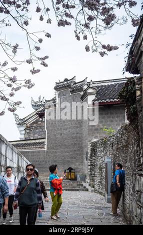 (190408) -- GUIYANG, 8. April 2019 (Xinhua) -- Menschen besuchen die antike Stadt Qingyan in Guiyang, Hauptstadt der südwestchinesischen Provinz Guizhou, 8. April 2019. (Xinhua/Tao Liang) CHINA-GUIZHOU-GUIYANG-STADT LANDSCHAFT (CN) PUBLICATIONxNOTxINxCHN Stockfoto