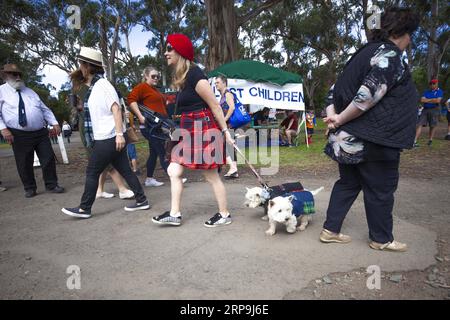 (190408) -- BUNDANOON, 8. April 2019 (Xinhua) -- Eine Besucherin und ihre Hunde werden während des jährlichen Bundanoon Highland-Treffens in der Gemeinde Bundanoon, Australien, am 6. April 2019 in traditioneller schottischer Kleidung gekleidet. Das jährliche Bundanoon Highland Gathering wurde am Samstag in Bundanoon eröffnet, das eine Autostunde von der australischen Hauptstadt Canberra entfernt ist. Zur Feier des jährlichen Treffens werden Nachfahren von Schotten und Besucher der Veranstaltung gekleidet. Heavy Weight Championships, verschiedene Highland Dancing und Pipe Bands Marching waren herkömmliche Veranstaltungen der Veranstaltung. (Xinhua/Pan Xian Stockfoto