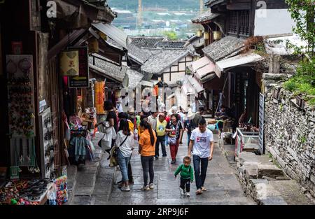 (190408) -- GUIYANG, 8. April 2019 (Xinhua) -- Menschen besuchen die antike Stadt Qingyan in Guiyang, Hauptstadt der südwestchinesischen Provinz Guizhou, 8. April 2019. (Xinhua/Tao Liang) CHINA-GUIZHOU-GUIYANG-STADT LANDSCHAFT (CN) PUBLICATIONxNOTxINxCHN Stockfoto