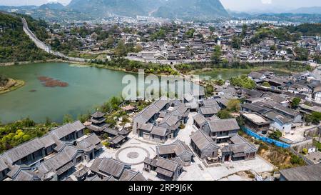 (190408) -- GUIYANG, 8. April 2019 (Xinhua) -- Luftaufnahme, aufgenommen am 8. April 2019, zeigt den Blick auf die antike Stadt Qingyan in Guiyang, der Hauptstadt der südwestchinesischen Provinz Guizhou. (Xinhua/Tao Liang) CHINA-GUIZHOU-GUIYANG-STADT LANDSCHAFT (CN) PUBLICATIONxNOTxINxCHN Stockfoto