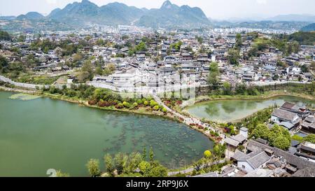 (190408) -- GUIYANG, 8. April 2019 (Xinhua) -- Luftaufnahme, aufgenommen am 8. April 2019, zeigt den Blick auf die antike Stadt Qingyan in Guiyang, der Hauptstadt der südwestchinesischen Provinz Guizhou. (Xinhua/Tao Liang) CHINA-GUIZHOU-GUIYANG-STADT LANDSCHAFT (CN) PUBLICATIONxNOTxINxCHN Stockfoto