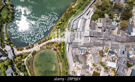 (190408) -- GUIYANG, 8. April 2019 (Xinhua) -- Luftaufnahme, aufgenommen am 8. April 2019, zeigt den Blick auf die antike Stadt Qingyan in Guiyang, der Hauptstadt der südwestchinesischen Provinz Guizhou. (Xinhua/Tao Liang) CHINA-GUIZHOU-GUIYANG-STADT LANDSCHAFT (CN) PUBLICATIONxNOTxINxCHN Stockfoto