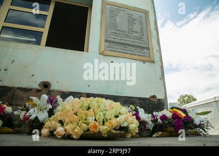 (190408) -- KIGALI, 8. April 2019 -- die Blumen werden am 8. April 2019 auf dem Boden des Belgisch-Friedenssicherungsdenkmals in Kigali, der Hauptstadt Ruandas, gelegt. Der belgische Premierminister Charles Michel würdigte am Montag zehn belgische Friedenstruppen, die zu Beginn des Völkermords an den Tutsi in Ruanda 1994 am Belgisch-Friedenssicherungsdenkmal in Kigali getötet wurden. RUANDA-KIGALI-VÖLKERMORD-BELGISCHE FRIEDENSSICHERUNGSKRÄFTE CyrilxNdegeya PUBLICATIONxNOTxINxCHN Stockfoto
