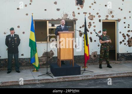 (190408) -- KIGALI, 8. April 2019 -- der belgische Premierminister Charles Michel (C) hält am 8. April 2019 eine Rede vor dem belgischen Friedenssicherungsdenkmal in Kigali, der Hauptstadt Ruandas. Der belgische Premierminister Charles Michel würdigte am Montag zehn belgische Friedenstruppen, die zu Beginn des Völkermords an den Tutsi in Ruanda 1994 am Belgisch-Friedenssicherungsdenkmal in Kigali getötet wurden. RUANDA-KIGALI-VÖLKERMORD-BELGISCHE FRIEDENSSICHERUNGSKRÄFTE CyrilxNdegeya PUBLICATIONxNOTxINxCHN Stockfoto