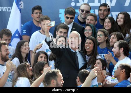 News Themen der Woche KW15 News Bilder des Tages (190409) -- TEL AVIV, 9. April 2019 -- Benny Gantz (C in suit) nimmt am 8. April 2019, einen Tag vor den Wahlen, an einer Wahlkampfveranstaltung in Tel Aviv, Israel, Teil. Benny Gantz, Ex-Chef der israelischen Streitkräfte, ist vor etwa vier Monaten in die Politik eingebrochen und ist seither schnell zum härtesten Herausforderer von Premierminister Benjamin Netanjahu bei den Wahlen am Dienstag geworden. JINI/Gideon Markowicz) ISRAEL-TEL AVIV-WAHLKAMPF-BENNY GANTZ guoyu PUBLICATIONxNOTxINxCHN Stockfoto