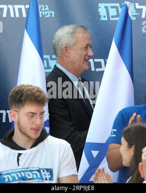 (190409) -- TEL AVIV, 9. April 2019 -- Benny Gantz (C) nimmt am 8. April 2019 an einer Wahlkampfveranstaltung in Tel Aviv (Israel) Teil, einen Tag vor den Wahlen. Benny Gantz, Ex-Chef der israelischen Streitkräfte, ist vor etwa vier Monaten in die Politik eingebrochen und ist seither schnell zum härtesten Herausforderer von Premierminister Benjamin Netanjahu bei den Wahlen am Dienstag geworden. JINI/Gideon Markowicz) ISRAEL-TEL AVIV-WAHLKAMPF-BENNY GANTZ guoyu PUBLICATIONxNOTxINxCHN Stockfoto