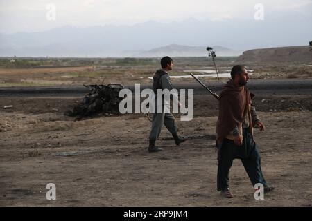 (190409) -- BAGRAM, 9. April 2019 -- afghanische Sicherheitskräfte inspizieren den Ort eines Angriffs in der Nähe des Bagram Air Base in der Provinz Parwan, Afghanistan, 9. April 2019. Nach einer Selbstmordbombenexplosion in der Nähe einer Koalitionsbasis im Osten Afghanistans am Montag wurden etwa fünf Menschen getötet, darunter drei US-Soldaten und ein US-amerikanischer Auftragnehmer sowie ein Angreifer. AFGHANISTAN-BAGRAM-ATTACK STR PUBLICATIONXNOTXINXCHN Stockfoto