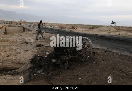 (190409) -- BAGRAM, 9. April 2019 -- ein afghanisches Sicherheitsmitglied inspiziert den Ort eines Angriffs in der Nähe des Bagram Air Base in der Provinz Parwan, Afghanistan, 9. April 2019. Nach einer Selbstmordbombenexplosion in der Nähe einer Koalitionsbasis im Osten Afghanistans am Montag wurden etwa fünf Menschen getötet, darunter drei US-Soldaten und ein US-amerikanischer Auftragnehmer sowie ein Angreifer. AFGHANISTAN-BAGRAM-ATTACK STR PUBLICATIONXNOTXINXCHN Stockfoto