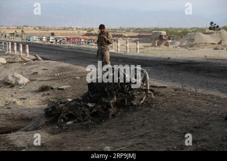 (190409) -- BAGRAM, 9. April 2019 -- ein afghanisches Sicherheitsmitglied inspiziert den Ort eines Angriffs in der Nähe des Bagram Air Base in der Provinz Parwan, Afghanistan, 9. April 2019. Nach einer Selbstmordbombenexplosion in der Nähe einer Koalitionsbasis im Osten Afghanistans am Montag wurden etwa fünf Menschen getötet, darunter drei US-Soldaten und ein US-amerikanischer Auftragnehmer sowie ein Angreifer. AFGHANISTAN-BAGRAM-ATTACK STR PUBLICATIONXNOTXINXCHN Stockfoto