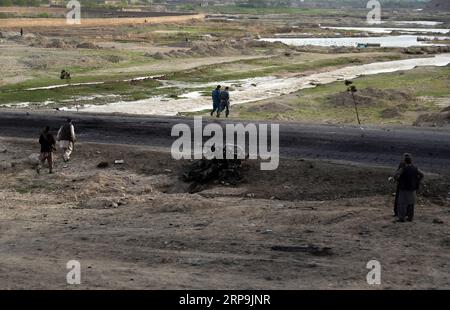 (190409) -- BAGRAM, 9. April 2019 -- afghanische Sicherheitskräfte inspizieren den Ort eines Angriffs in der Nähe des Bagram Air Base in der Provinz Parwan, Afghanistan, 9. April 2019. Nach einer Selbstmordbombenexplosion in der Nähe einer Koalitionsbasis im Osten Afghanistans am Montag wurden etwa fünf Menschen getötet, darunter drei US-Soldaten und ein US-amerikanischer Auftragnehmer sowie ein Angreifer. AFGHANISTAN-BAGRAM-ATTACK STR PUBLICATIONXNOTXINXCHN Stockfoto